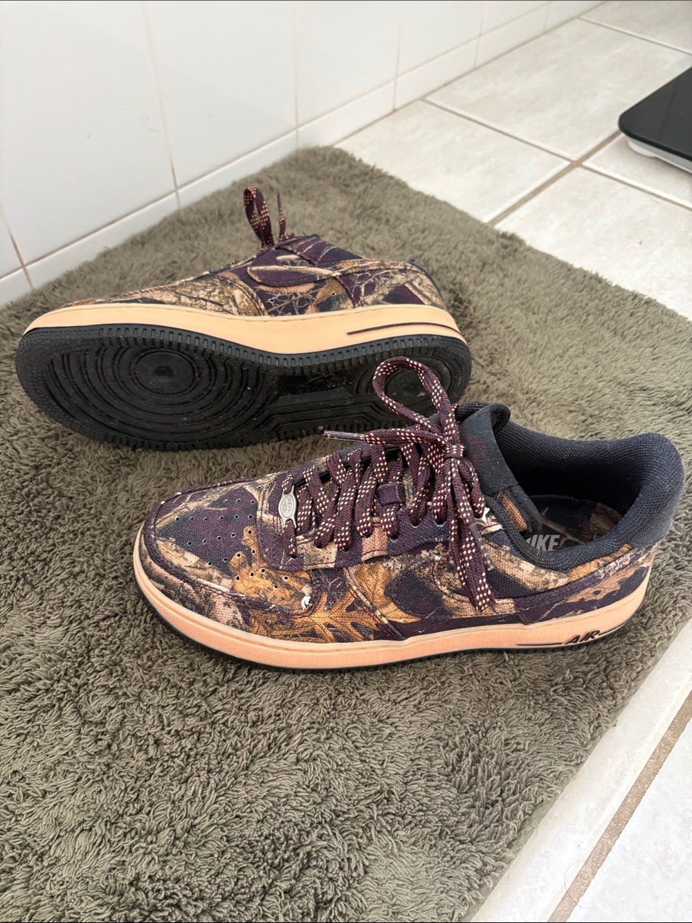 Nike Camouflage Low-Top Sneaker in Brown/Black